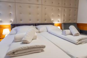 佩奇Szinbád Hotel的一间卧室配有两张带枕头的床。