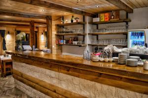 扎布利亚克Hotel Porto Tara的厨房配有带盘子和餐具的木台面