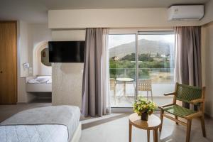 马克里亚罗斯南海岸公寓式酒店的酒店客房设有一张床和一个阳台。