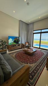 马斯喀特Water Front Villa BF108的带沙发和平面电视的客厅