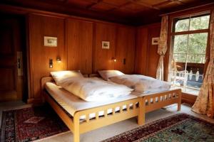 阿罗萨Chalet Surselva的一间卧室设有两张床和窗户。