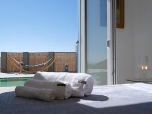 阿诺梅拉Chrysanthemo villas的一间卧室配有带毛巾的床