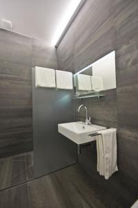 贝德堡古特霍恩霍尔斯酒店的浴室配有盥洗盆、镜子和毛巾