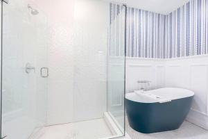 路易斯威尔Lavish Blue Suite 5 with Hollyhock的带淋浴、卫生间和盥洗盆的浴室
