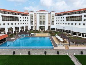 吉布提Djibouti Ayla Grand Hotel的享有带游泳池的建筑庭院的景色