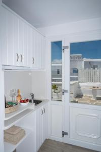 米克诺斯城Boutique di Vito的白色的厨房设有水槽和窗户
