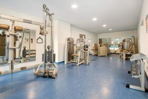 圣恩吉玛Ferienappartement Waldgenuss的一间健身房,里面配有跑步机和机器