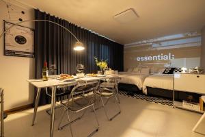 首尔Luxury Songpa Room的配有一张床和一张桌子及椅子的房间
