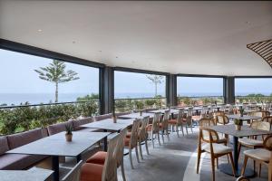 马斯蒂查里Ammos Luxury Resort的海洋餐厅里一排桌椅