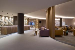马斯蒂查里Ammos Luxury Resort的一个带沙发和椅子的大堂以及一个等候室