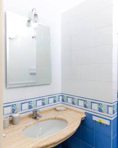 莱切Davids Room Palazzo Tamborino的一间带水槽和镜子的浴室