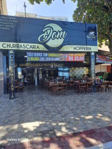 瓜拉派瑞MAR & SERRA - PRAIA do MORRO的街边设有桌椅的餐厅