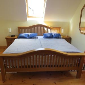 GoleenMizen View的一间卧室配有一张带蓝色枕头的大床