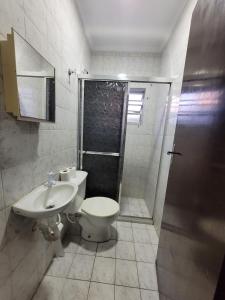 伯迪亚哥Cantinho do Mar Pousada的浴室配有卫生间、淋浴和盥洗盆。