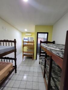 伯迪亚哥Cantinho do Mar Pousada的客房设有两张双层床和一张桌子。