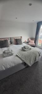 卡迪夫3 Bed Home in Heart of Cardiff的一间卧室配有两张带毛巾的床