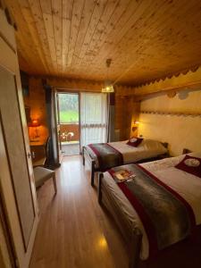 阿邦当斯弗莱昂酒店的酒店客房设有两张床和窗户。