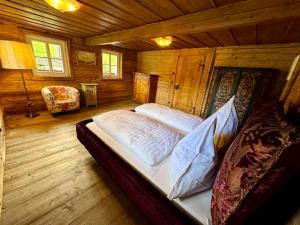 罗孚尔AU-4 Bauernhof的小木屋内一间卧室,配有一张床