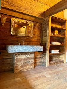 罗孚尔AU-4 Bauernhof的小木屋内带水槽的浴室