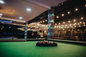 拉各斯DE LEVERAGE HOTEL & SUITES的一张台球桌,上面放着一碗球