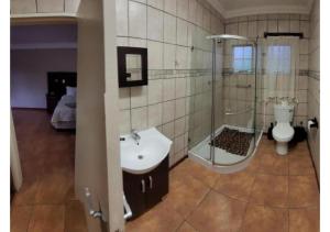 巴德普拉斯Mumo Resort的一间带水槽、淋浴和卫生间的浴室