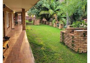 巴德普拉斯Mumo Resort的绿色庭院房子的门廊