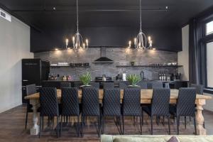 路易斯威尔Penthouse Grand Executive Suite的用餐室配有大型木桌和椅子