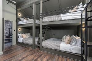 路易斯威尔Penthouse Grand Executive Suite的配有2张双层床的木地板客房