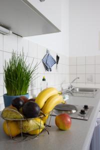 施瓦格明德Pension Krone的厨房里的柜台上放一碗水果