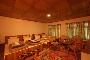 列城Karma Lodge的客厅配有沙发和桌子