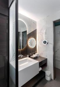 迪拜Hyatt Centric Jumeirah - King Room Skyline - UAE的浴室设有白色水槽和镜子