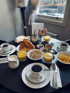 伦敦我家酒店的桌子上放着盘子和咖啡
