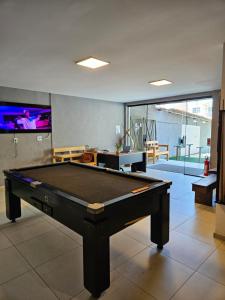 里约热内卢Surf'O Hostel的带电视的客房内的台球桌