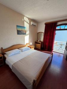 特罗吉尔维拉萨马茨公寓的一间卧室设有一张床,享有海景