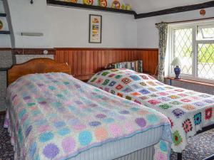 HarmstonGreen Shutters的一间卧室设有两张床和窗户。