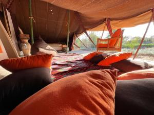 DouaïraLe Khaïma Bio, Oasis écologique au bord de l'océan的帐篷内的一张床位,配有枕头