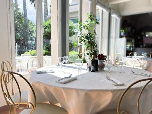 巴斯蒂亚Ostella Spa & Resort的桌椅和白色桌布