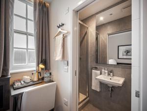 伦敦Kings Cross Express Hotel的一间带水槽和镜子的浴室