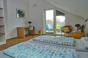 腓特烈港EntdeckerFERIEN am Bodensee的一间带两张床的卧室和一个阳台