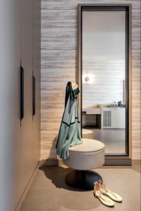 迪拜Hyatt Centric Jumeirah Dubai - Deluxe Room - UAE的一间带卫生间和一双鞋的浴室