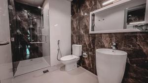 豪尔费坎HOOUD Apartments的浴室配有卫生间、淋浴和盥洗盆。