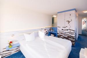 维斯马新奥尔良酒店的卧室配有一张白色大床,铺有蓝色地板。