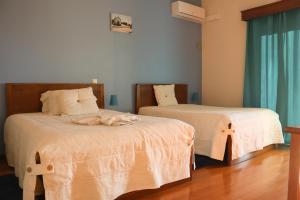 阿利若Quinta da Seixeda的一间卧室配有两张带白色床单的床