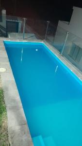 谢内吉亚区Casa en cineguilla的大楼前的蓝色游泳池