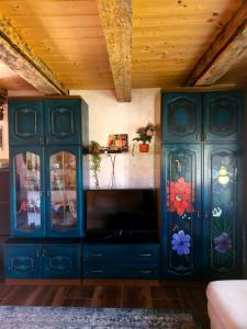 KremnaArt Village的蓝色的橱柜,上面画着鲜花