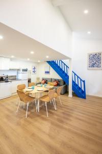 里昂Casa Azul - Belle maisonnette colorée - Garibaldi的一间带桌椅和楼梯的客厅