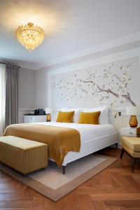 伦敦2 Chesham Hotel的一间卧室配有一张大床和一个吊灯。