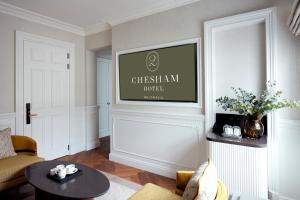 伦敦2 Chesham Hotel的客厅配有沙发和桌子