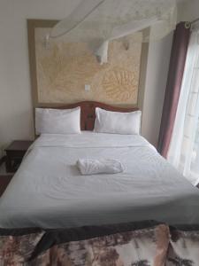 内罗毕Mvuli suites的床上有一条白色毛巾
