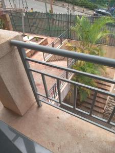 内罗毕Mvuli suites的棕榈树阳台的金属栏杆